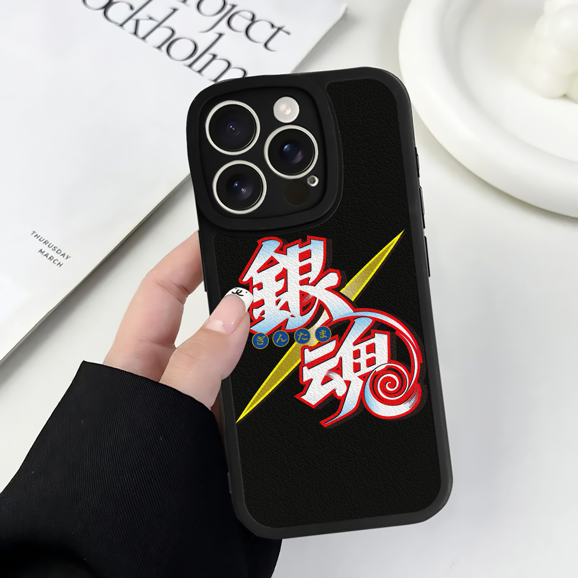 （画像用） ぎんたま 坂田銀時（さかたぎんとき） 神楽 志村新八（しむら しんぱち） GINTAMA Sakata Gintoki Kagura Shimura Shinpachi 【iPhone 16シリーズ対応】シリコンスマホケース（レザー調） 材質：シリコン